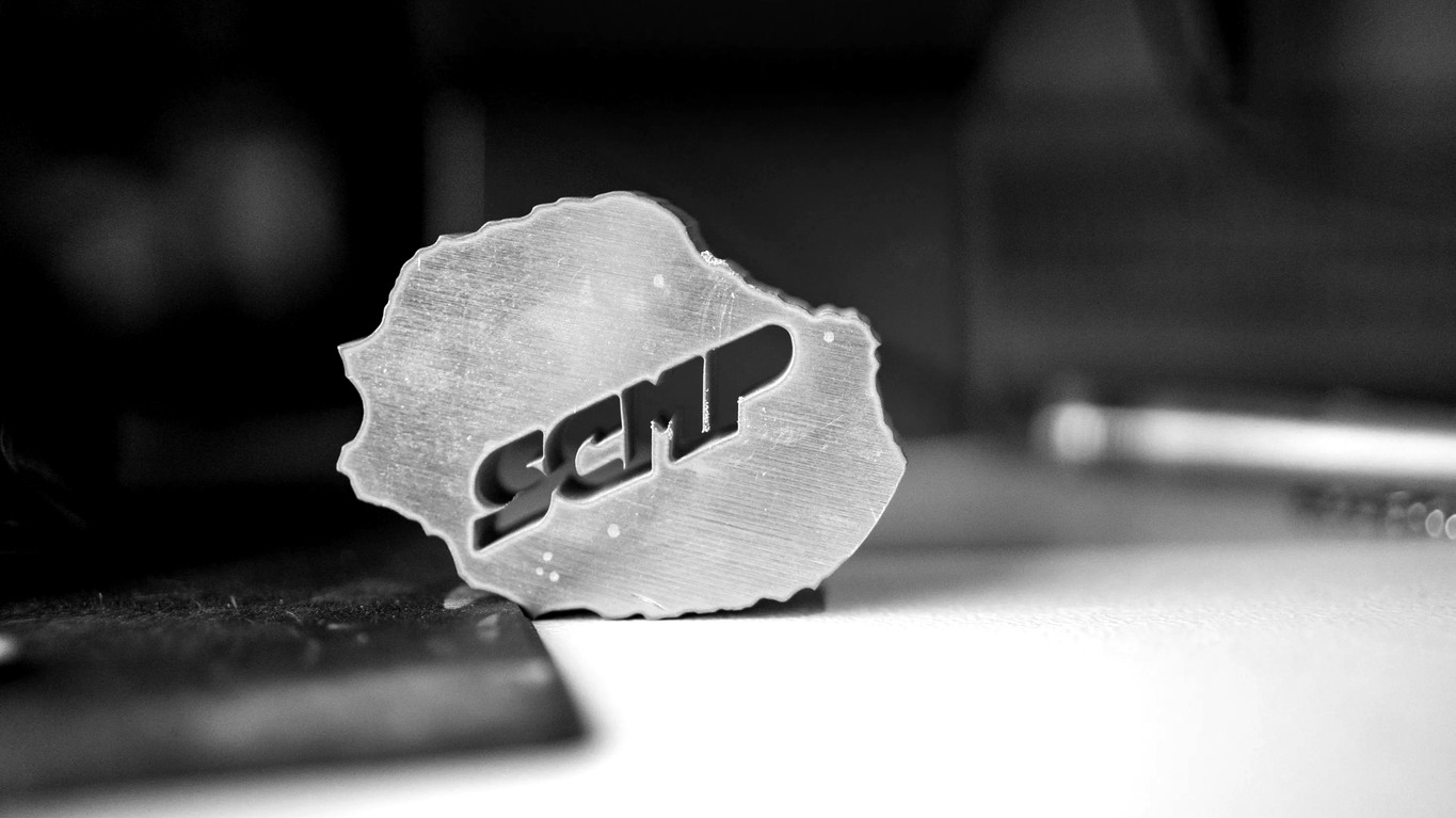 Logo SCMP découpé dans l'acier brossé