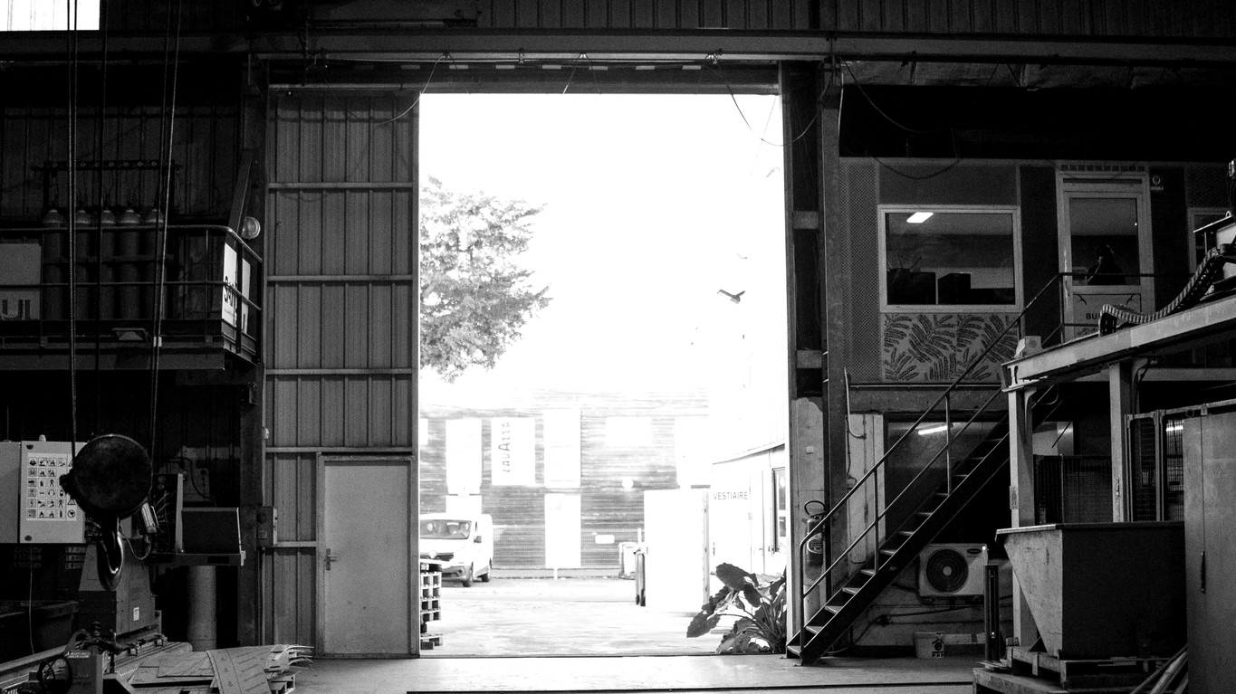 Lumière naturelle entrant par la grande porte de l'atelier