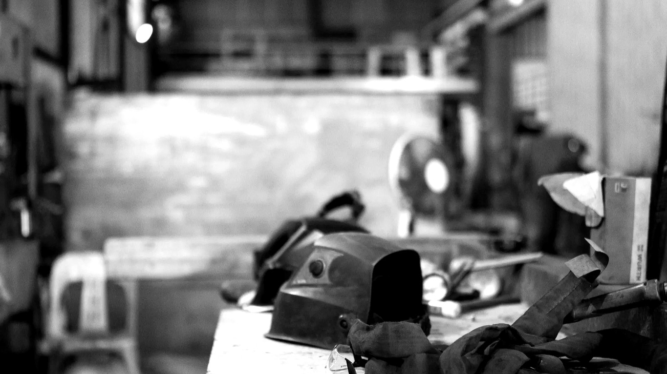 Établi de soudure : masque, gants et disques