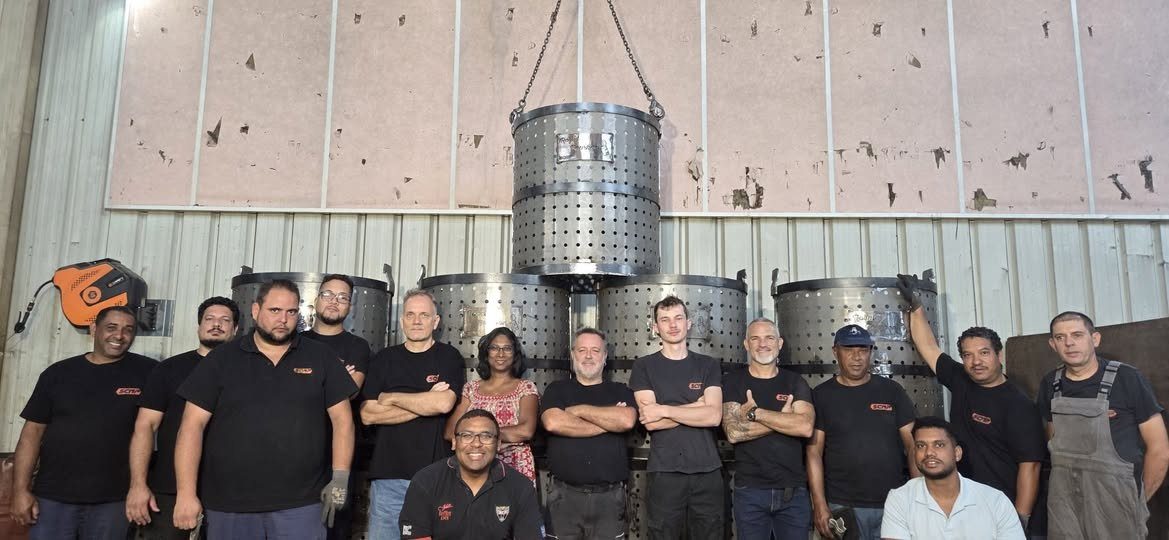 L'équipe SCMP devant une série d'étuvoirs inox réalisés pour Royal Bourbon Industrie
